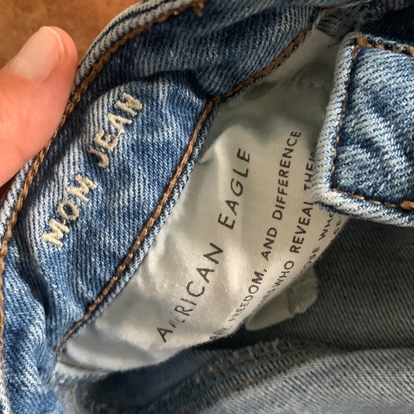 American Eagle Outfitters Mom Jeans size 6 long light wash high waist - Picture 7 of 14